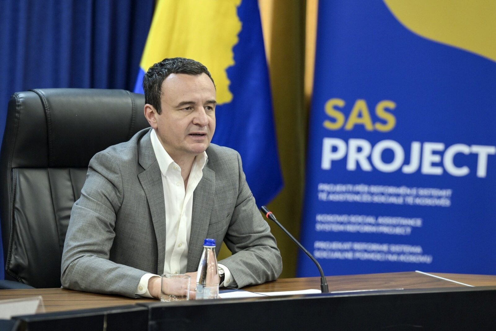 Pe scurt: Premierul Kosovo, Albin Kurti, se pregătește pentru un nou mandat, după ce partidul său, Vetevendosje, a câștigat alegerile parlamentare anticipate cu aproximativ 50% din voturi