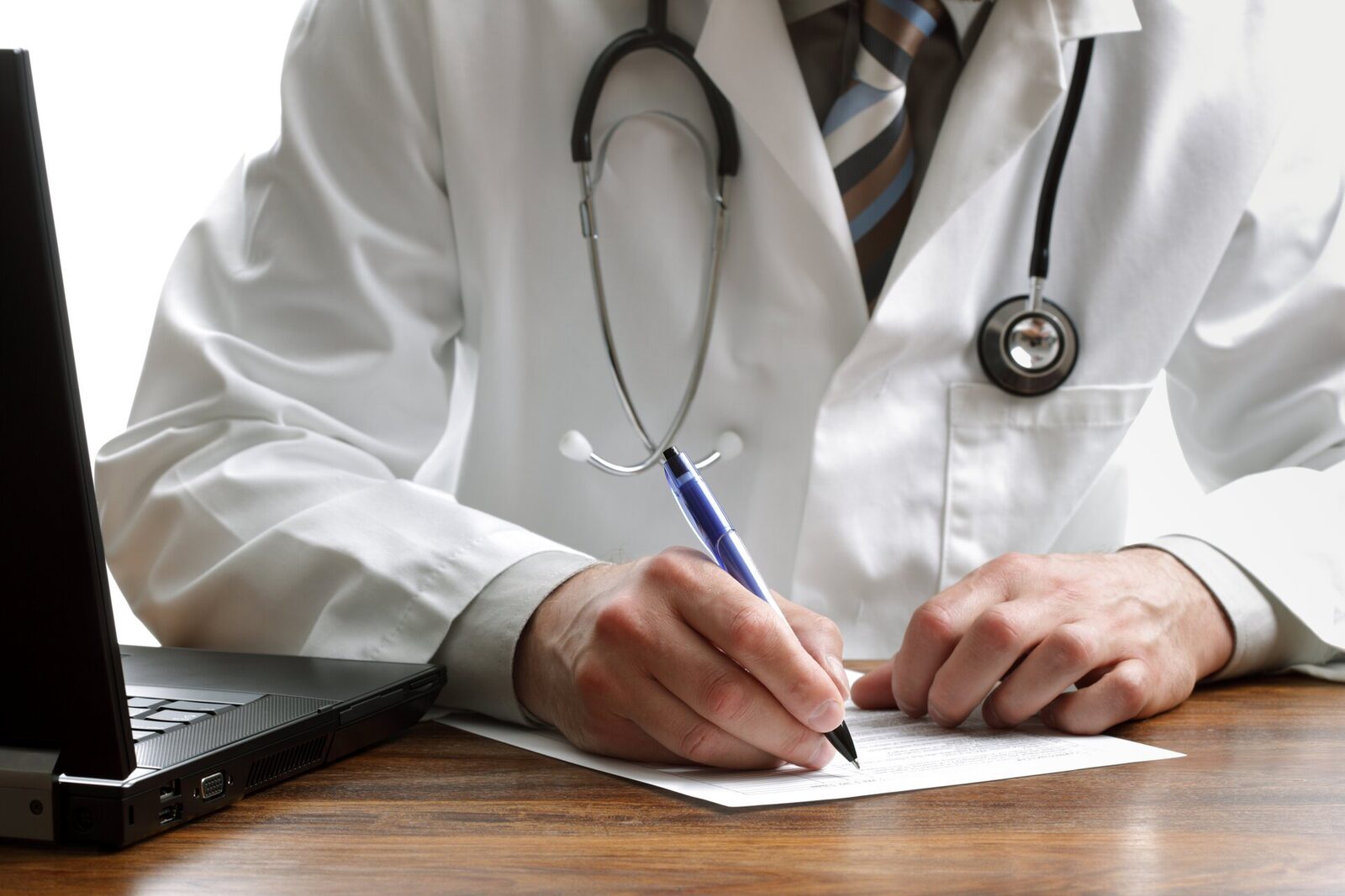 Românii nu vor mai avea plătită prima zi a concediului medical, a decis Guvernul în ultima ședință din acest an. Măsura vizează „concediile fictive”, spune ministrul Sănătății
