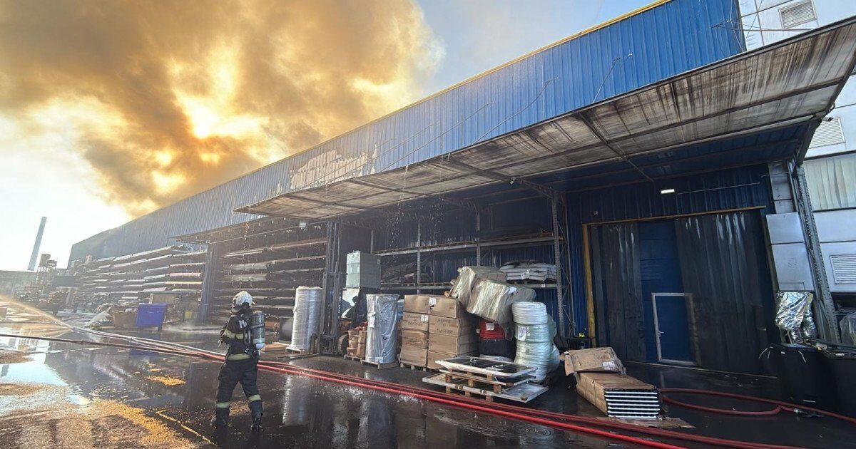 Flăcări devastatoare în București: depozit de materiale sanitare în sectorul 6, intervenție complicată pentru pompieri.