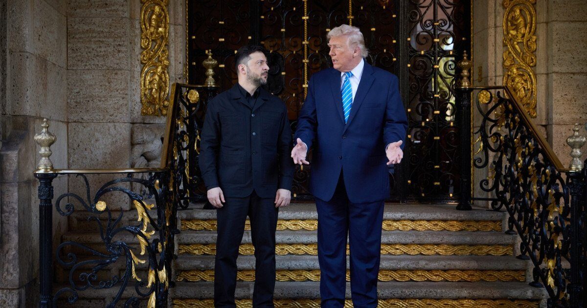 Surpriza lui Zelenski la declarațiile lui Trump despre Rusia Președintele ucrainean, Volodimir Zelenski, a avut o reacție insolită în timpul conferinței de presă susținute alături de Donald Trump la Mar-a-Lago, unde fostul lider de la Casa Albă a făcut câteva afirmații controversate cu privire la intențiile Rusiei în Ucraina