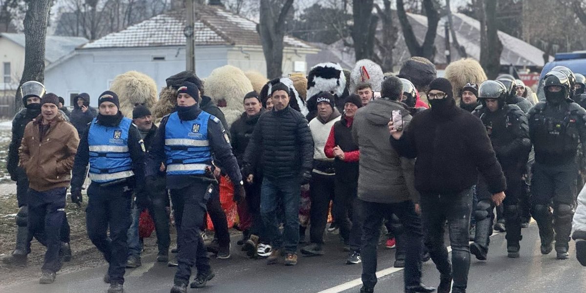 Bătaia cu ciomege de la Ruginoasa, oprită de jandarmi cu gaze lacrimogene