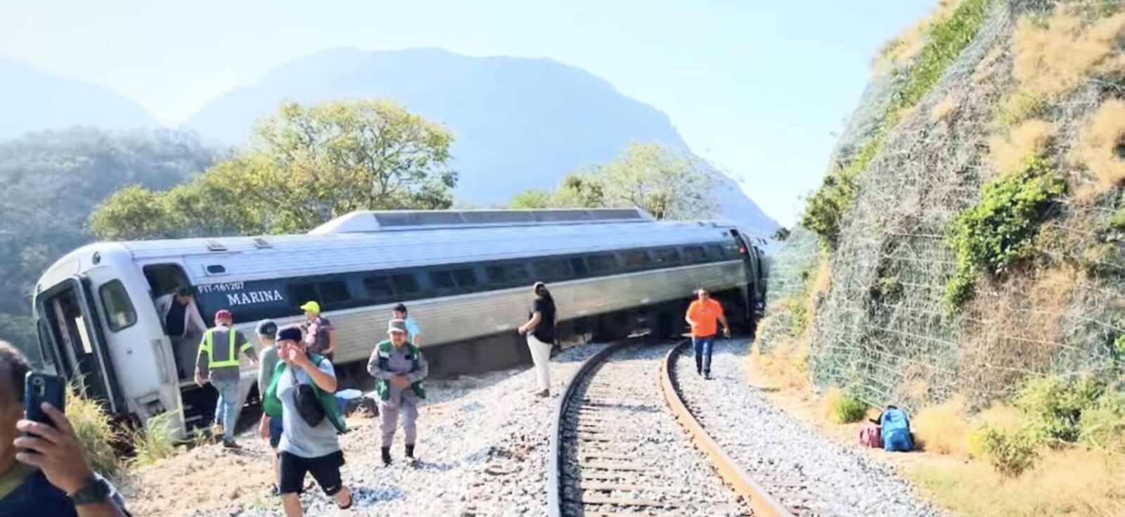[ad_1] Accident Feroviar în Mexic Un tren care transporta 241 de călători și nouă angajați feroviari a deraiat duminică în statul Oaxaca din sudul Mexicului