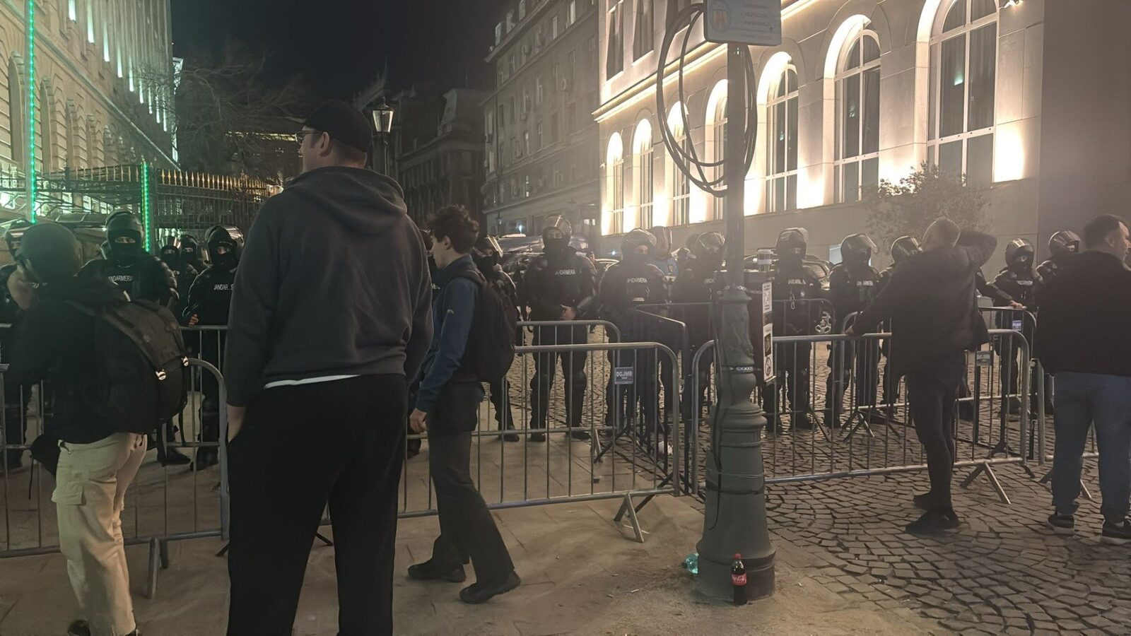 Un bărbat din București, susținător al lui Călin Georgescu și George Simion, a fost condamnat la plata unei amenzi penale de 8.400 lei pentru instigare publică, după ce a făcut apel la foști deținuți și rezerviști din armată să ia cu asalt clădirea Guvernului pentru o „nouă revoluție”