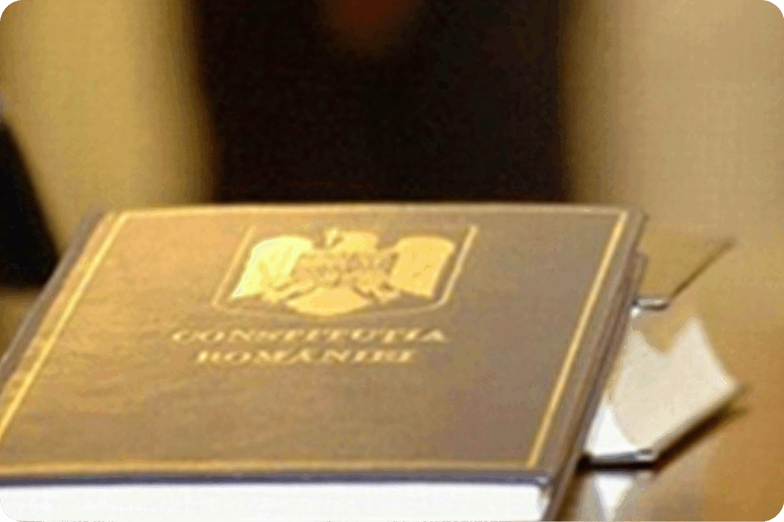 [ad_1] Curtea Constituțională a României a decis duminică, 28 decembrie 2025, să amâne deliberările privind obiecția de neconstituționalitate a Legii pentru modificarea și completarea unor acte normative din domeniul pensiilor de serviciu