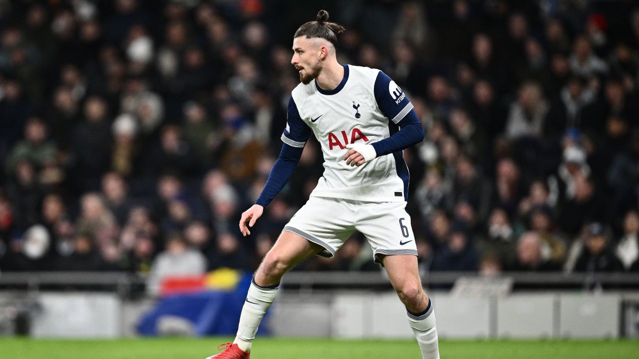 Crystal Palace – Tottenham, ora 18:30, transmisie LIVE pe VOYO. Formatiile inițiale! Informații despre situația lui Radu Drăgușin.