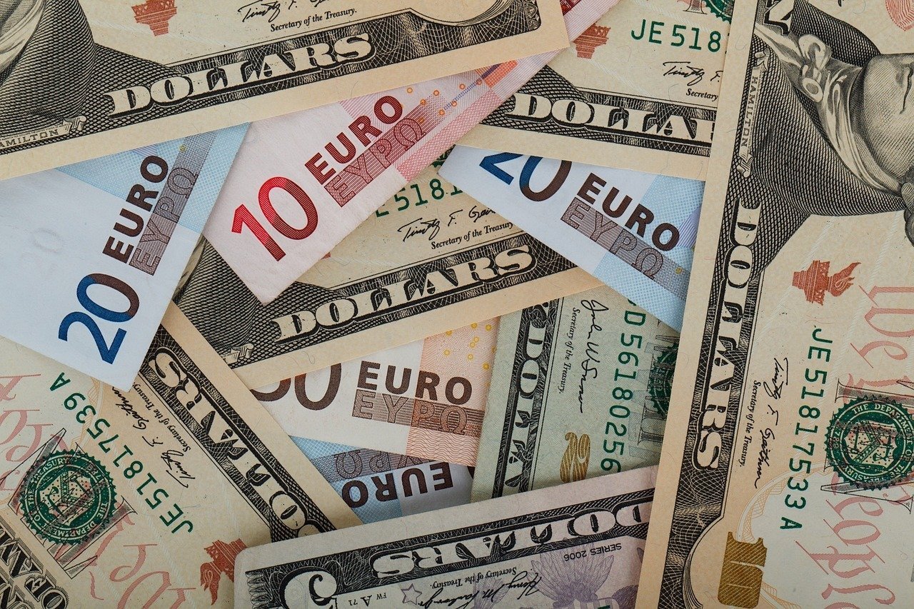 Bulgaria adoptă moneda euro în perioada crizei economice și a inflației ridicateJSImportI modific titlul astfel: 
Bulgaria adoptă euro în criza economică și inflație ridicată