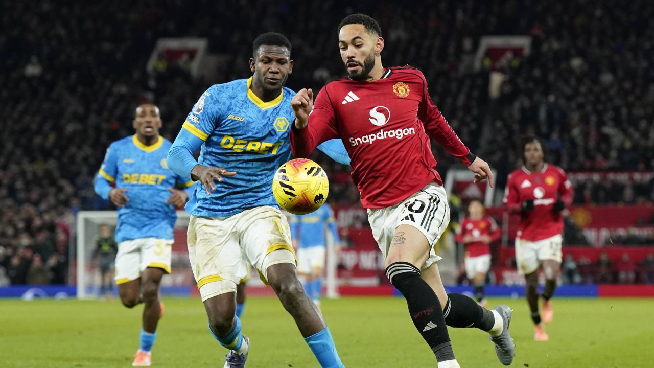 Manchester United, egal în fața lui Wolverhampton Un rezultat dezamăgitor a marcat disputa dintre Manchester United și Wolverhampton, ce s-a încheiat cu o remiză 1-1 pe terenul celor de la „Diavolii Roșii”
