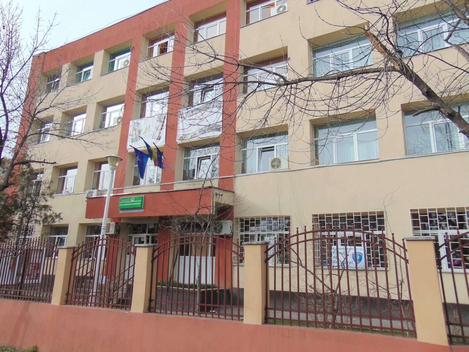 Primăria Sectorului 1 a semnat recent un contract de peste 51.000 de euro pentru realizarea documentațiilor tehnice necesare extinderii Școlii Gimnaziale Herăstrău, una dintre cele mai aglomerate unități de învățământ din sector