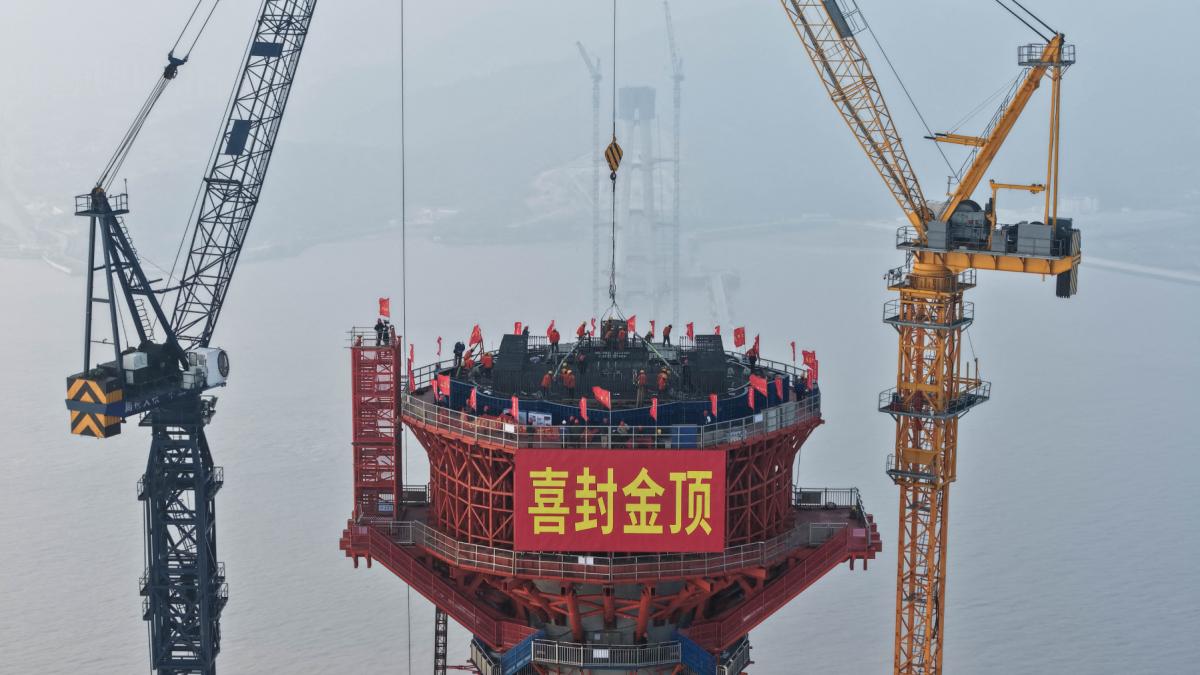 China stabilește un nou record mondial cu cel mai înalt pilon de pod din lume China a reușit să stabilească un nou record mondial în ingineria civilă, prin finalizarea celui mai înalt pilon de pod construit vreodată direct în mare