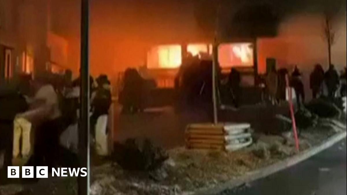 Incendiu devastator la barul Constellation din Crans-Montana Un incendiu de proporții a avut loc ieri seară la barul Constellation din stațiunea Crans-Montana, o destinație de lux cunoscută în întreaga lume