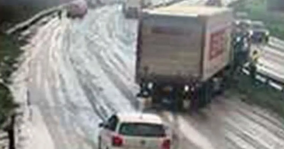 Zăpadă și gheață provoacă haos pe drumurile din Târgu Mureș Un avertisment de vreme severă este în vigoare în Târgu Mureș, unde ninsoarea abundentă și temperaturile sub zero grade Celsius au dus la blocarea mai multor artere de circulație