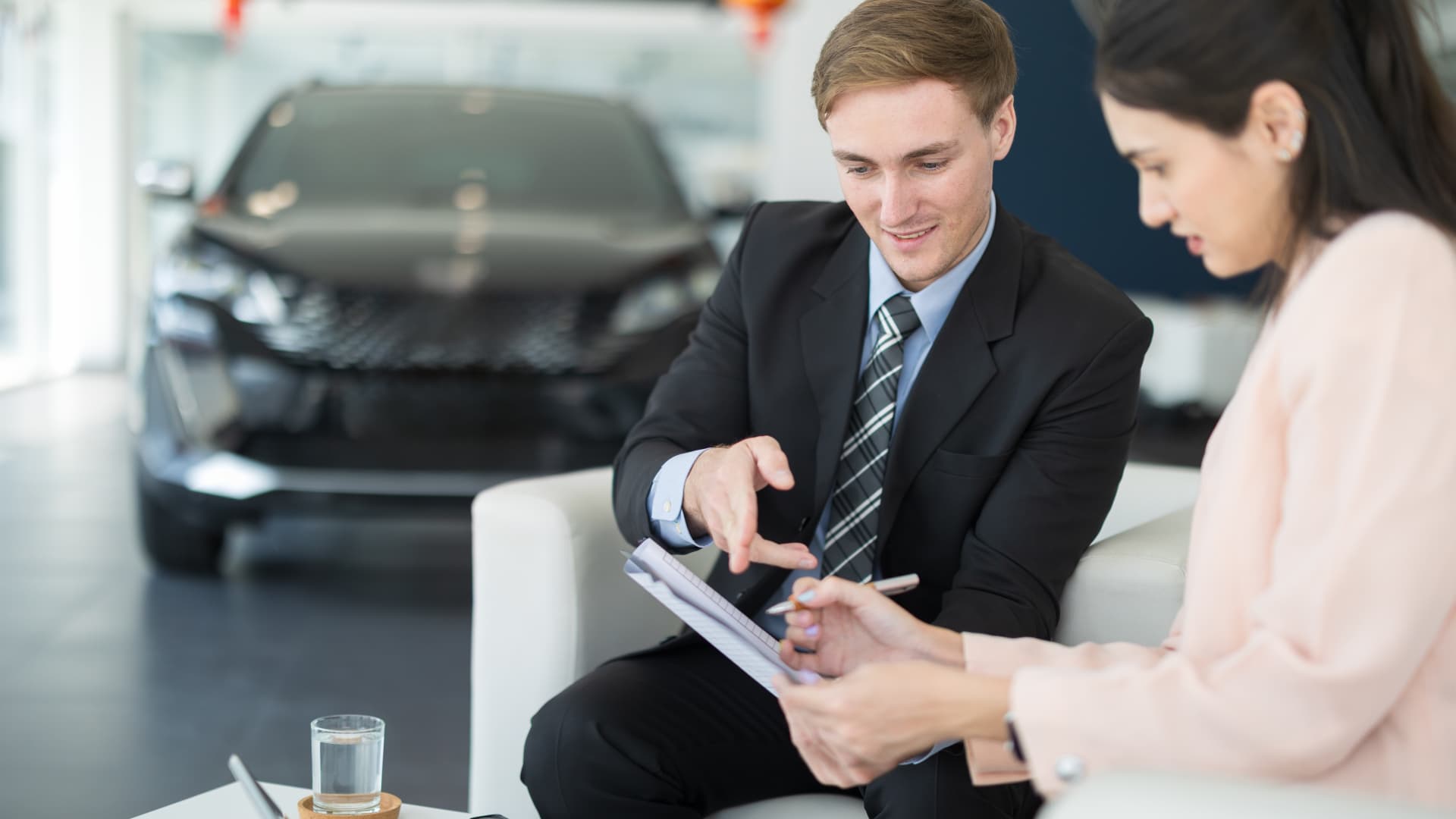 Trend alarmant: Tot mai mulți șoferi se confruntă cu „negative equity” pe împrumuturile auto În ultimele luni, un număr tot mai mare de șoferi din România se află în situația de a deține automobile cu „negative equity”, adică sumele datorate pe împrumuturile auto depășesc valoarea reală a vehiculelor
