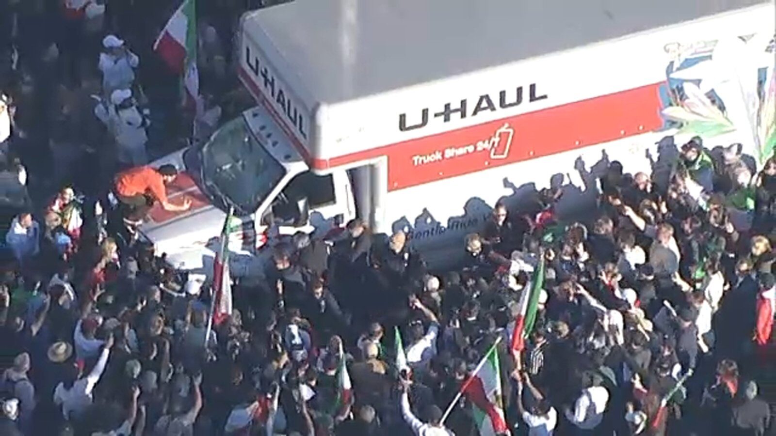 Haos pe străzile din Westwood: Protest pacifist transformat în violență Un protest ce a început cu intenții pașnice în Westwood, Los Angeles, s-a transformat rapid într-un incident violent, după ce un camion U-Haul a avansat spre un grup de manifestanți