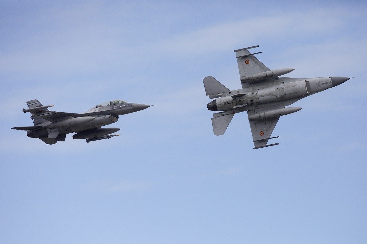 Atacuri rusești cu drone asupra Ucrainei: Avioane de luptă F-16 ridicate în aer de Forțele Aeriene Române Forțele aeriene române au ridicat de la sol două avioane de luptă F-16 ca urmare a atacurilor rusești cu drone asupra porturilor ucrainene de la Dunăre