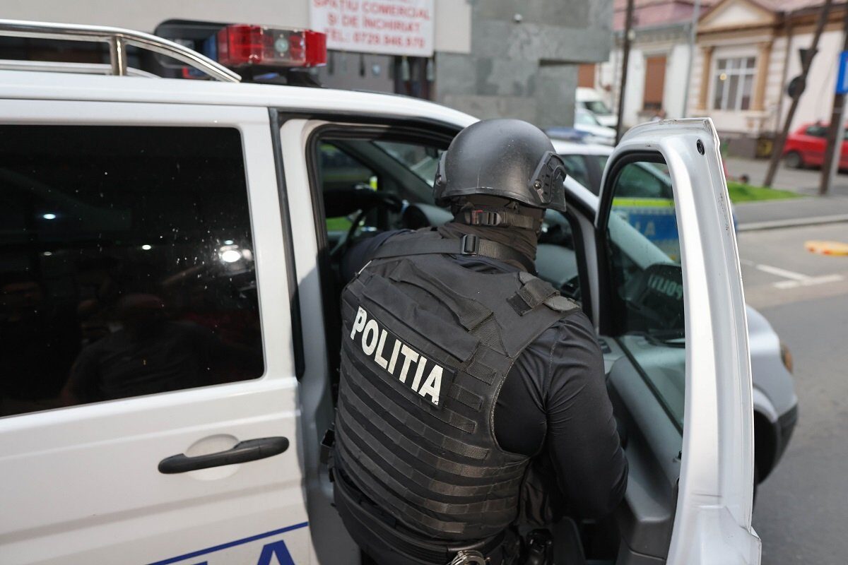Tineri de 17 și 24 de ani, reținuți pentru trafic de droguri către adolescenți Un caz șocant a fost dezvăluit de procurorii Direcției de Investigare a Infracțiunilor de Criminalitate Organizată și Terorism, care au reținut doi tineri, de 17 și 24 de ani, acuzați de trafic de droguri de risc către adolescenți