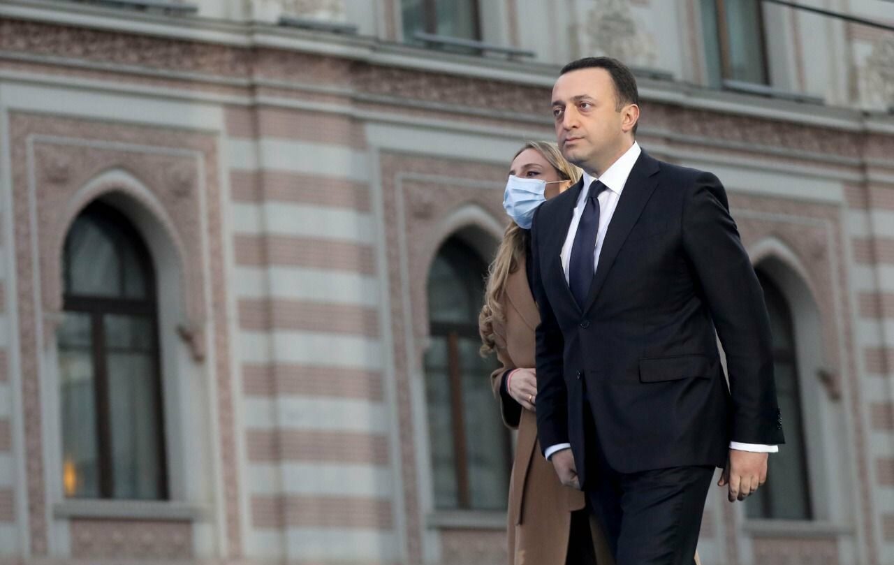 Fostul prim-ministru al Georgiei, Irakli Garibaşvili, a fost condamnat la cinci ani de închisoare pentru spălare de bani, fiind obligat să plătească și o amendă de un milion de lari, aproximativ 317.000 de euro