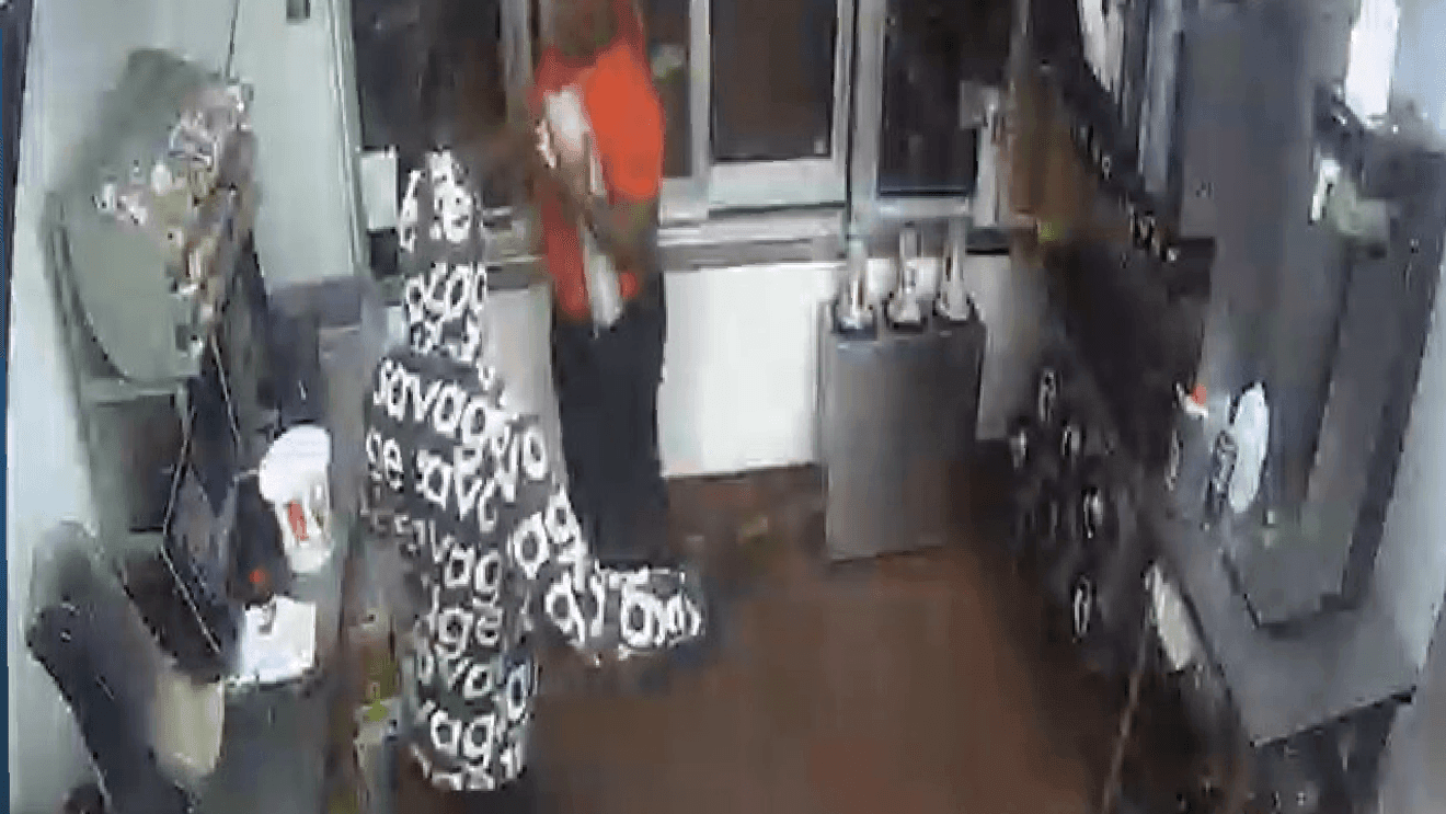 Identificarea suspectului într-o înrobire la KFC pe East Ash Street Departamentul de Poliție Goldsboro solicită ajutorul comunității în identificarea unui suspect implicat într-o tentativă de jaf care a avut loc la un restaurant KFC pe East Ash Street