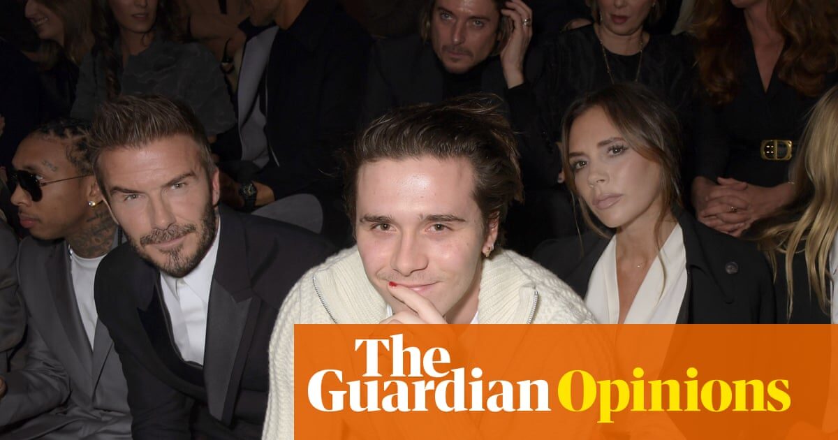 Brooklyn Beckham își critică familia pe Instagram: „Brand Beckham primează!” Brooklyn Peltz Beckham, fiul unor celebrități de renume David și Victoria Beckham, a declanșat un val de controverse recent, printr-o postare pe Instagram în care își acuză părinții de faptul că l-au tratat ca pe un simplu element comercial pe întreaga sa viață