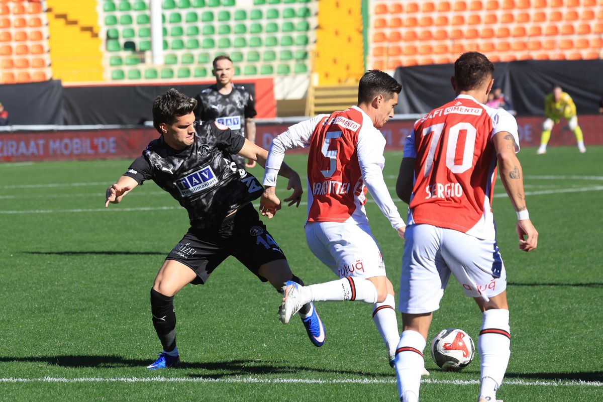 Alanyaspor și Fatih Karagumruk, într-un meci spectaculos Alanyaspor și Fatih Karagumruk s-au întâlnit astăzi pe stadionul Alanya Oba, într-o confruntare intensă din a doua rundă a Cupei Turciei