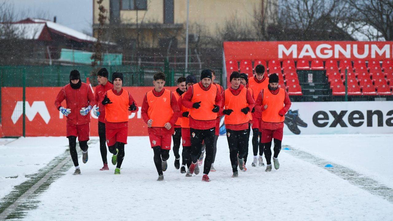 FC Bacău în schimbare: plecări surprinzătoare în pauza de iarnă FC Bacău, una dintre formațiile cu un potențial financiar notabil din fotbalul românesc, a decis să facă schimbări în lot în această pauză de iarnă