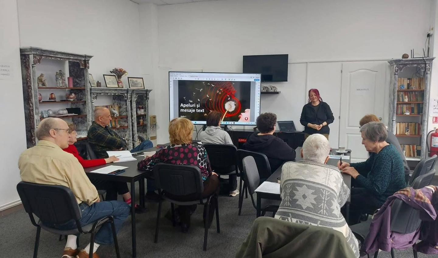 Bucureștiul continuă să își adapteze programele pentru a sprijini vârstnicii în a naviga lumea digitală, iar inițiativele de educație digitală nu încetează odată cu trecerea anului