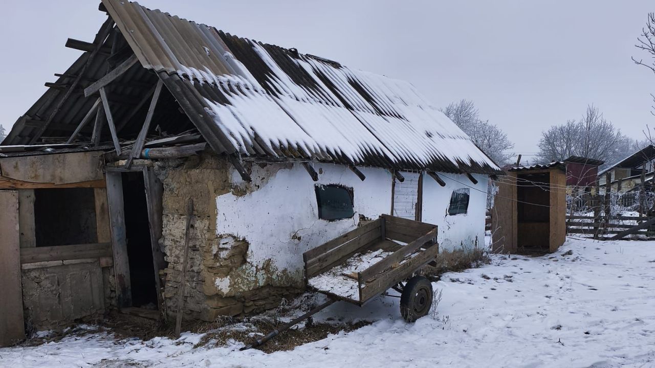 Percheziții masive în Botoșani: acte false pentru cetățeni din spațiul ex-sovietic Sindicatul Europol a făcut publice, joi seară, imagini cu imobile degradate din județul Botoșani, despre care se suspectează că ar adăposti cetățeni din Moldova, Ucraina și Rusia, care au obținut documente românești prin intermediul unor acte false