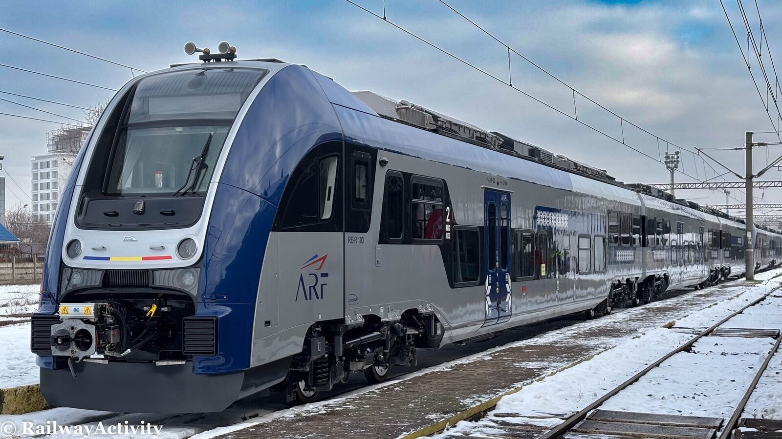 Doi trenuri electrice PESA, parte a unui proiect major de modernizare a infrastructurii feroviare din România, au sosit recent la gara București Obor, marcând un pas important în această reformă