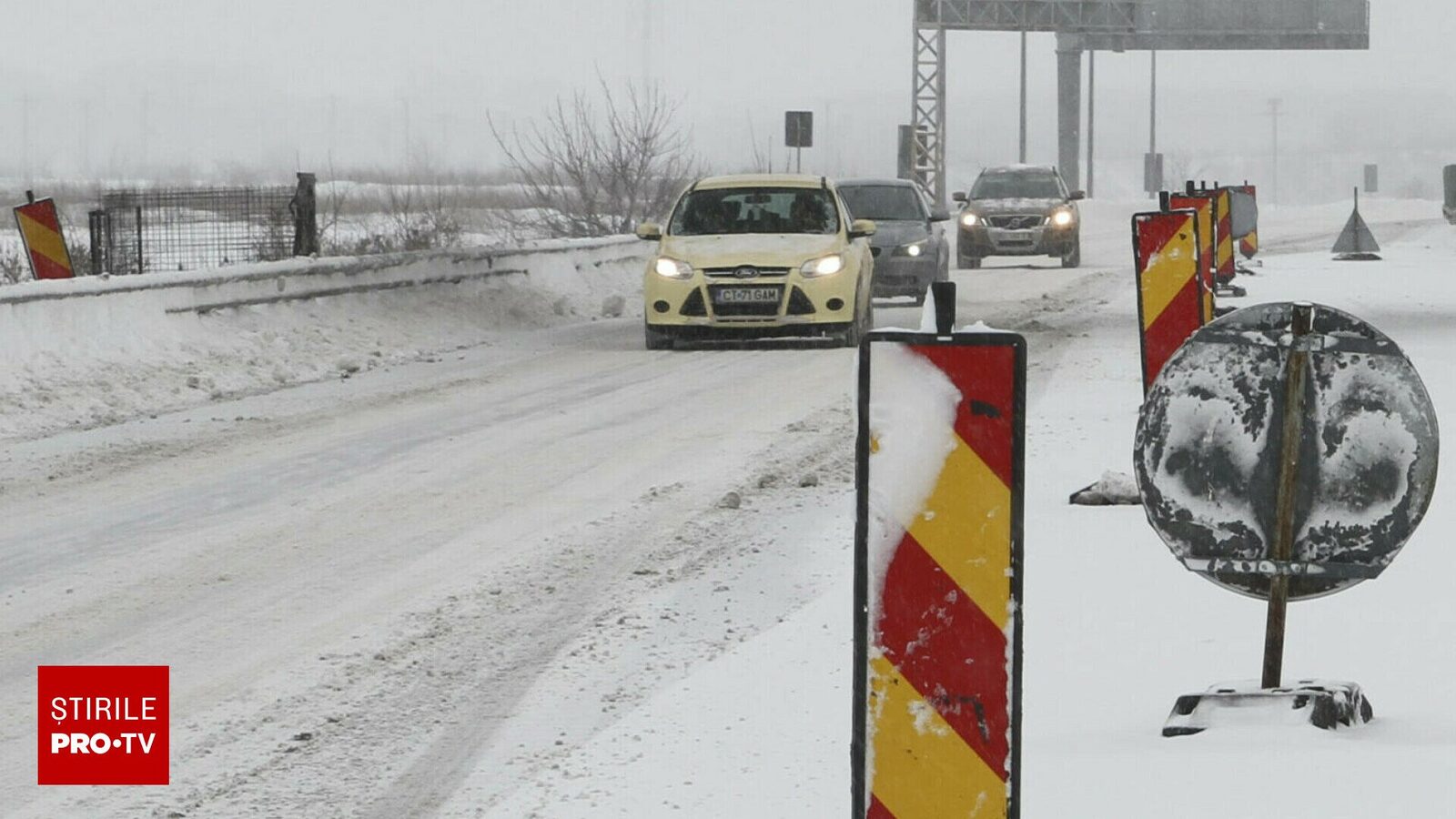 Trafic oprit pe drumurile din 14 județe din cauza vremii extreme Centrul Infotrafic din cadrul Inspectoratului General al Poliției Române a anunțat sâmbătă dimineață că, din cauza ninsorii abundente, traficul rutier este oprit pe mai multe tronsoane de drum național și autostrăzi din 14 județe