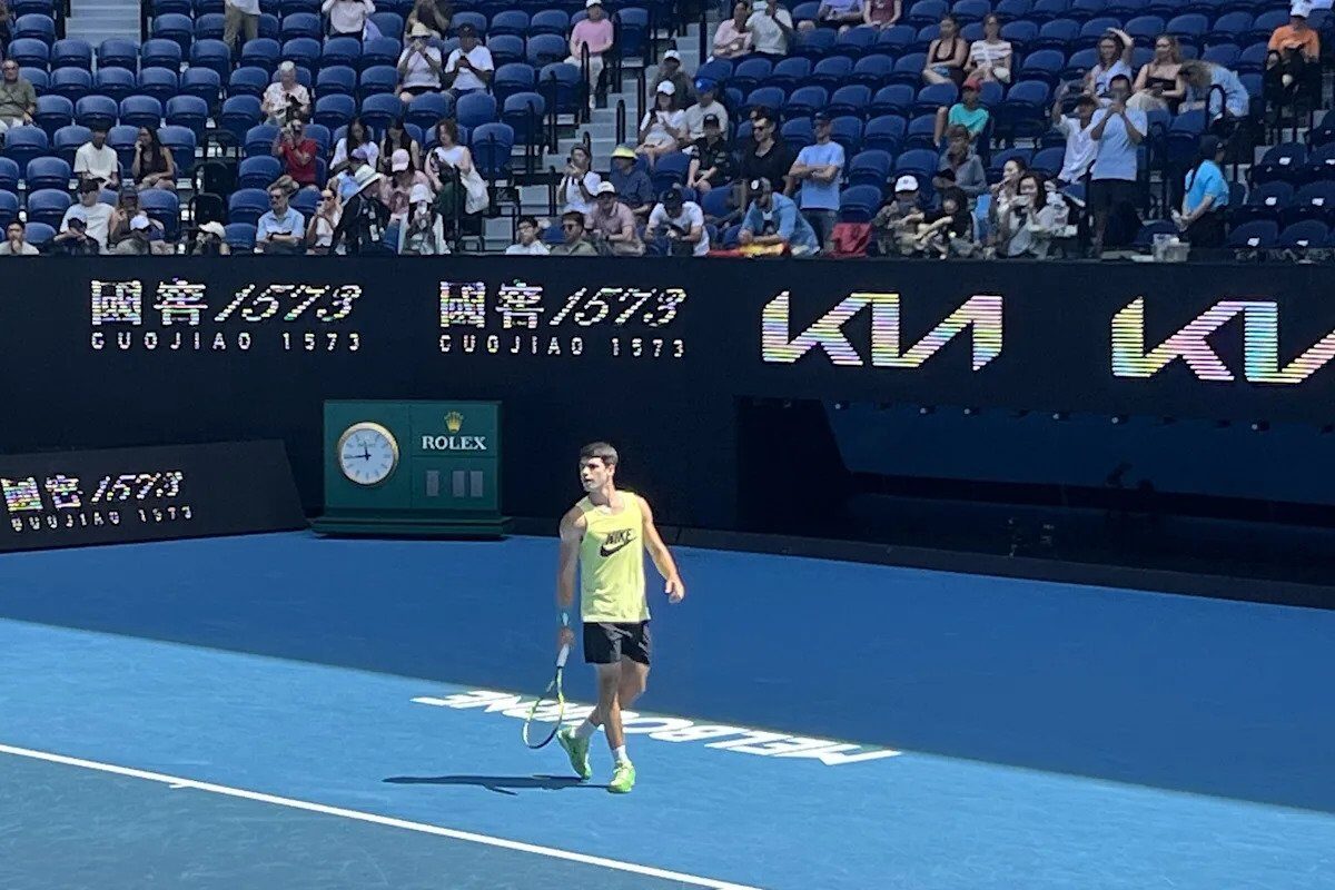 Carlos Alcaraz își pregătește duelul cu Zverev la Australian Open Melbourne, Australia – Pe terenurile emblematicului Rod Laver Arena, Spaniolul Carlos Alcaraz s-a antrenat vineri dimineață, cu câteva ore înainte de semifinala împotriva germanului Alexander Zverev, numărul trei mondial