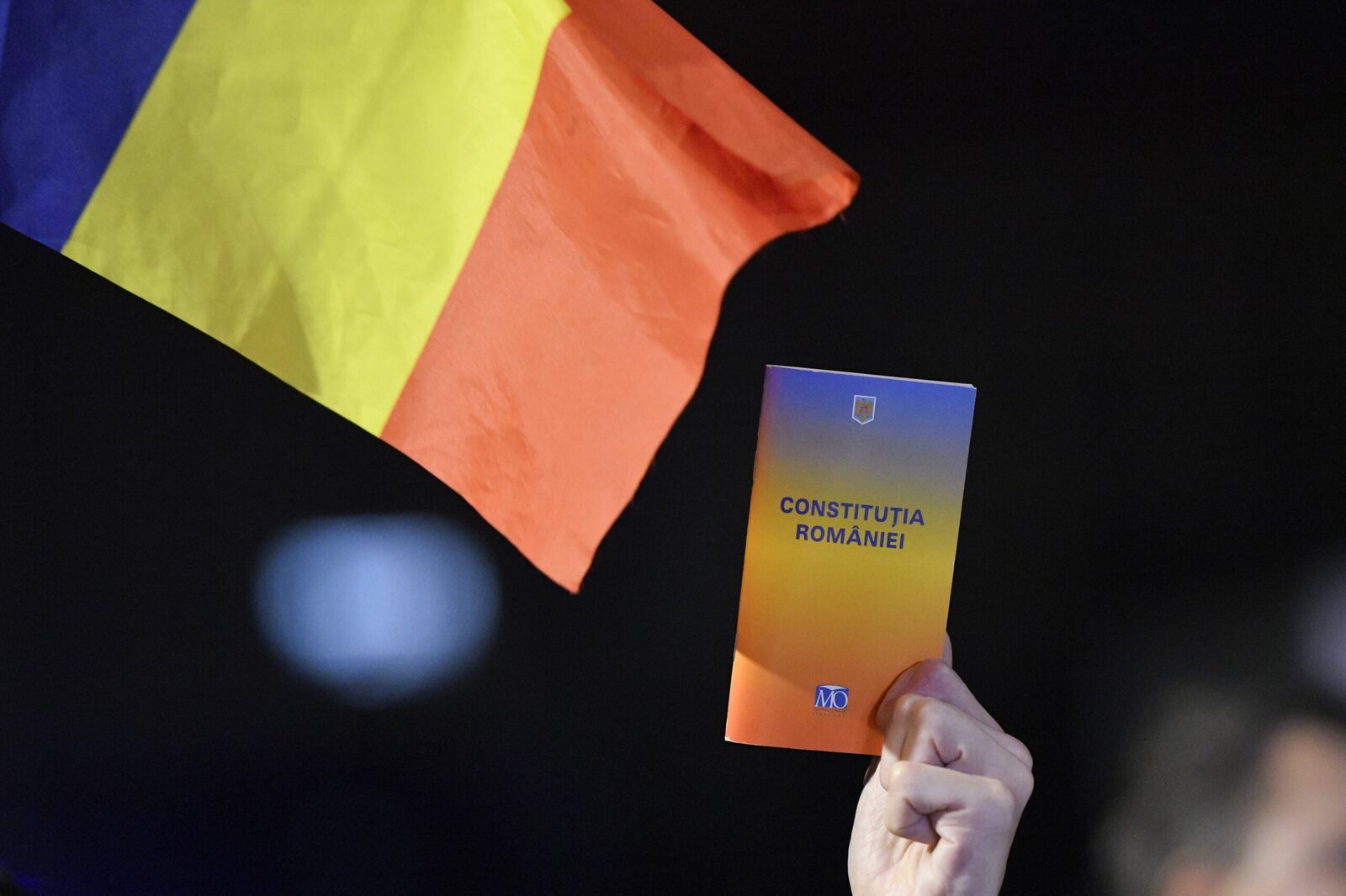 Decisia amânată a Curții de Apel București creează tensiuni înaintea pronunțării CCR legate de pensiile magistraților Curtea de Apel București a decis să amâne pronunțarea în cazul contestării numirii judecătorilor Curții Constituționale, Mihai Busuioc și Dacian Dragoș, într-o zi cu încărcătură simbolică