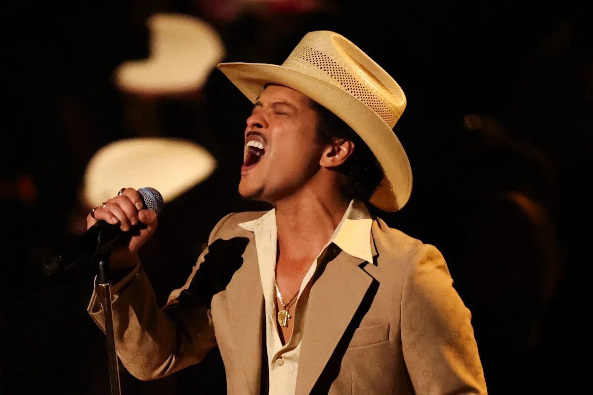 Bruno Mars revine pe scenă cu „The Romantic Tour” în 2026 După o absență de aproape cinci ani de la turneul său anterior, „24K Magic”, Bruno Mars își anunță întoarcerea pe scenă cu „The Romantic Tour”, o aventură musicală de amploare ce va străbate America de Nord și Europa