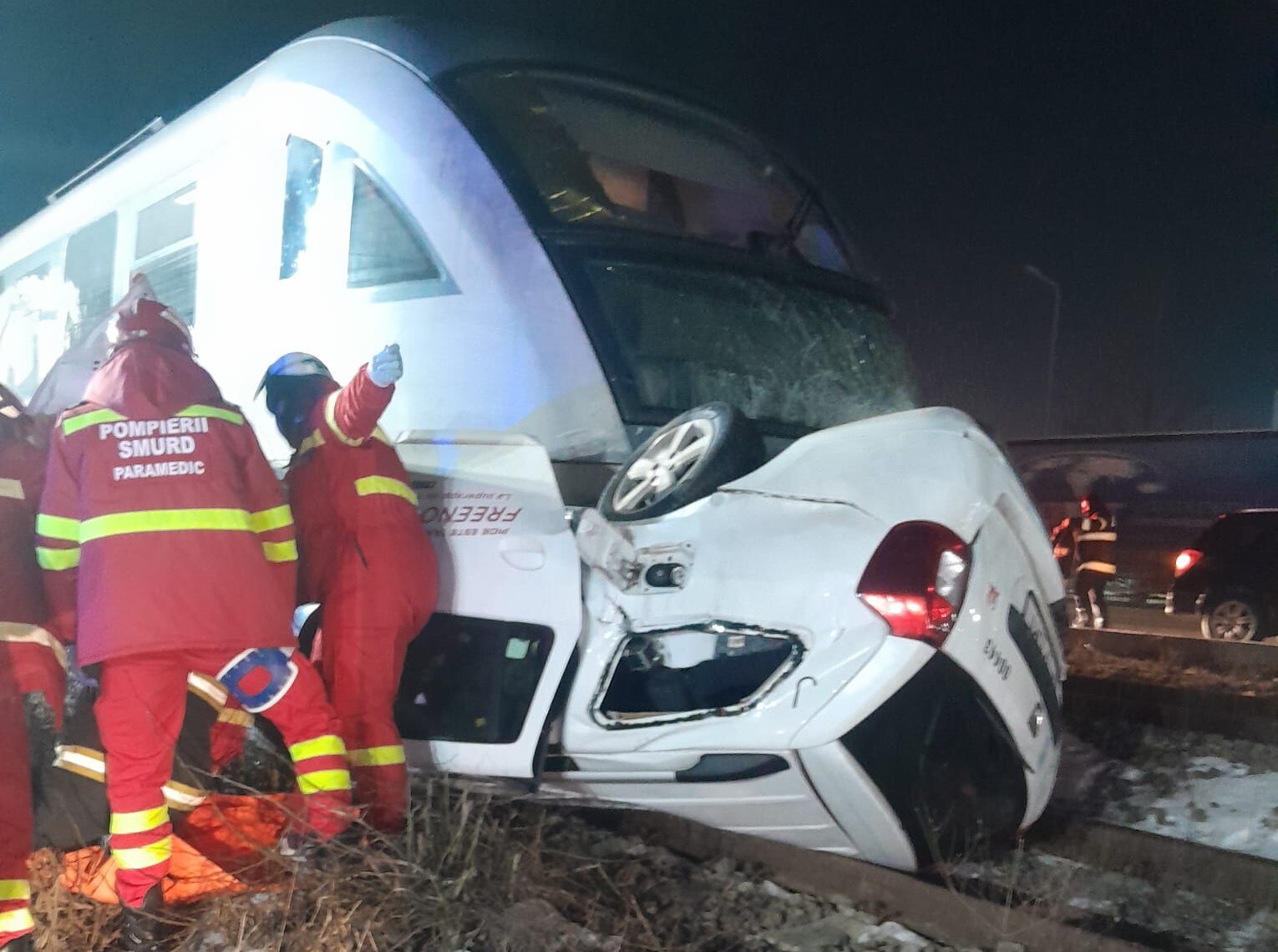 Un accident grav s-a produs marți seara în zona Chiajna, unde un tren al CFR a lovit o mașină răsturnată pe șine, provocând audiții și intervenții de urgență, dar, din fericire, fără pierderi de vieți omenești