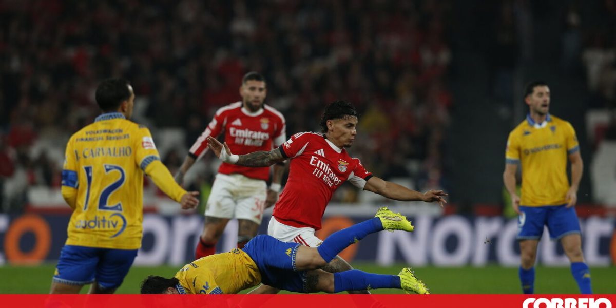Benfica 3 – 1 Estoril | 'Hat trick' de Pavlidis aumenta a vantagem dos encarnados - Futebol