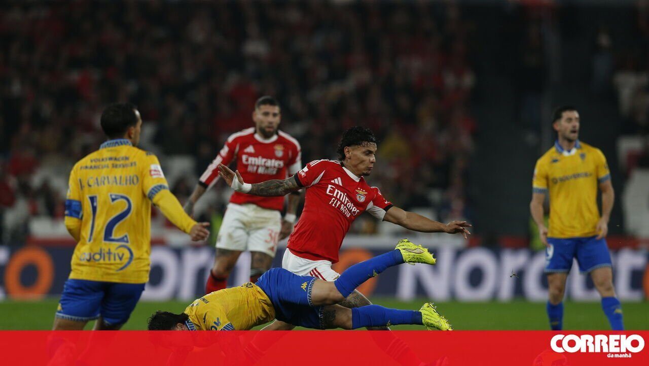 Benfica 3 – 1 Estoril | 'Hat trick' de Pavlidis aumenta a vantagem dos encarnados - Futebol