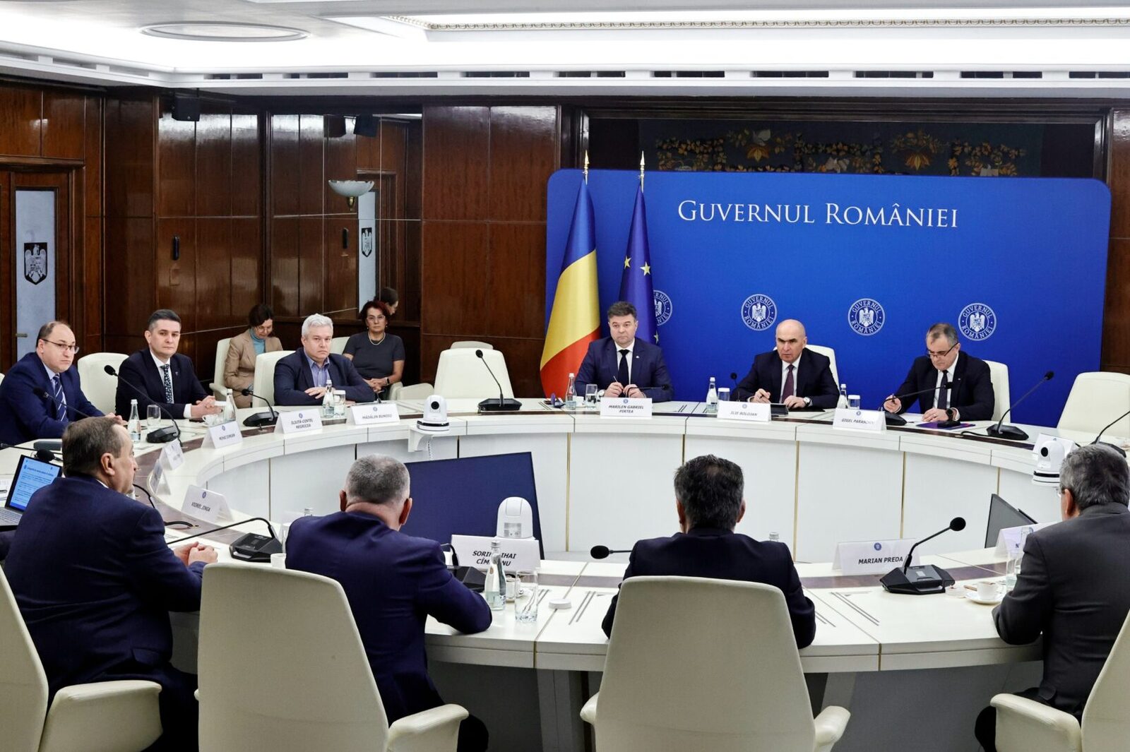 Premierul Ilie Bolojan s-a întâlnit astăzi cu reprezentanții Consiliului Național al Rectorilor (CNR) la Palatul Victoria, pentru a discuta despre bugetul educației și cercetării pentru anul 2026