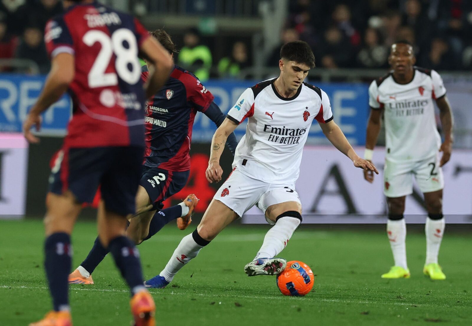 Bartesaghi, un tânăr talent pe terenul de fotbal al Milanului: adaptare și vise mari În urma meciului disputat astăzi împotriva echipei Cagliari, Davide Bartesaghi, apărător la AC Milan, a vorbit despre provocările întâlnite pe teren, jucând într-o poziție atipică pentru el, cea de fundaș central stâng