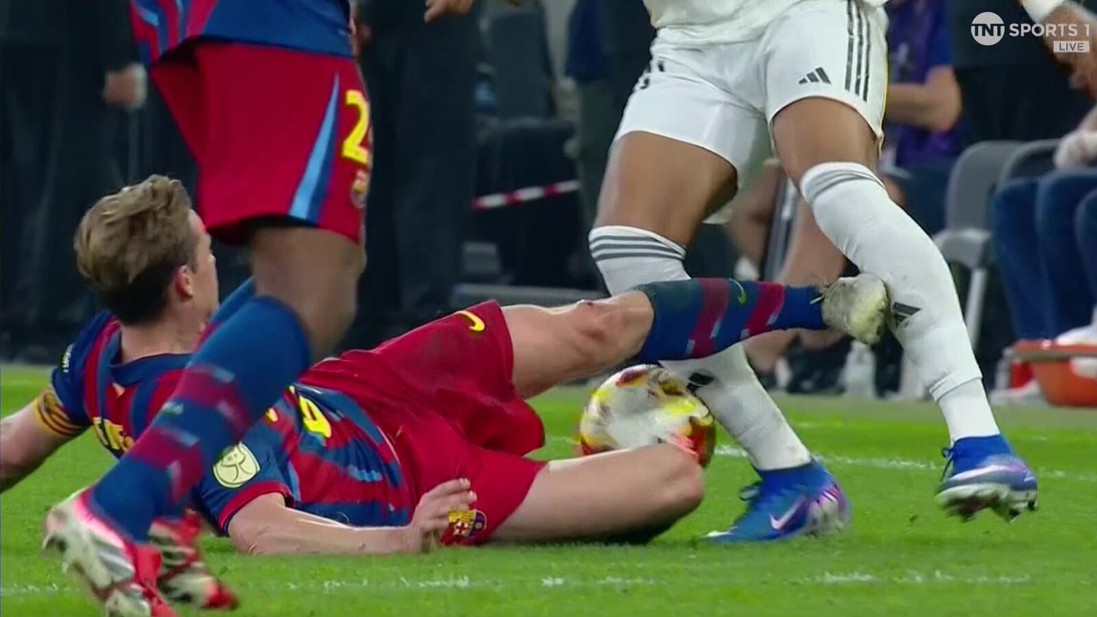 Frenkie de Jong, expulzat în finala Supercupei Spaniei după un fault violent asupra lui Kylian Mbappé Frenkie de Jong, mijlocașul echipei FC Barcelona, a fost eliminat în ultimele momente ale finalei Supercupei Spaniei, disputată între echipa catalană și rivala sa, Real Madrid