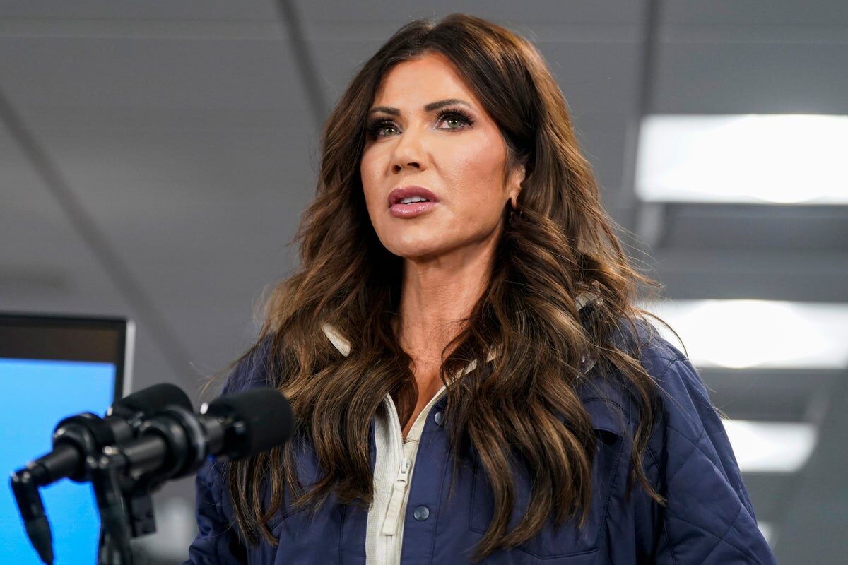Kristi Noem, în centrul furtunii politice după incidentul mortal din Minneapolis Kristi Noem, secretarul pentru Securitate Internă, se confruntă cu o puternică presiune politică și cu un risc crescut de a fi demis după declarațiile controversate legate de împușcarea mortală a lui Alex Pretti, un asistent medical, de către agenți federali în Minneapolis