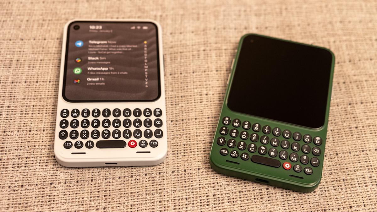 Clicks Revoluționează Smartphone-urile cu Tastaturi Tactile Clicks, o companie cunoscută pentru inovațiile sale în domeniul gadgeturilor, a surprins publicul la CES 2026 cu două anunțuri semnificative: lansarea unui accesoriu tip tastatură magnetică, care servește și ca bancă de energie, și a unui nou telefon mobil cu tastatură, denumit Clicks Communicator