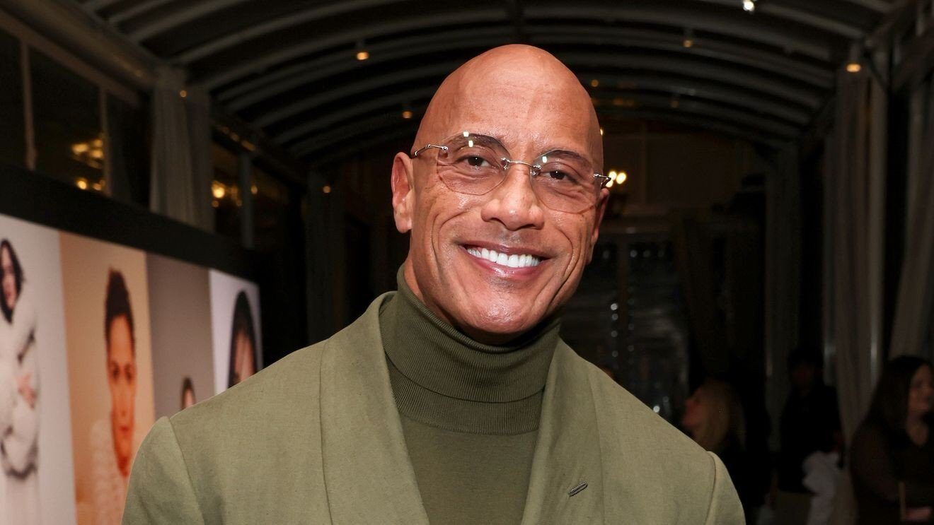 Dwayne Johnson își dezvăluie prima dragoste cinematografică: Gene Wilder, Willy Wonka Dwayne Johnson, cunoscut pentru carisma și prezența sa pe marile ecrane, a surprins publicul la Festivalul Internațional de Film de la Toronto, dezvăluind o fascinantă legătură emoțională din copilăria sa: prima sa dragoste cinematografică a fost Gene Wilder în rolul lui Willy Wonka