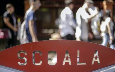 Elevi-la-scoala-in-curtea-scolii-Foto-INQUAM-Photos-Octav-Ganea.jpg - StirileCorecte