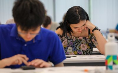 Examen-elev-admitere-test-gandeste-fata-baiat-ICHO-2023-Flickr.jpg - StirileCorecte