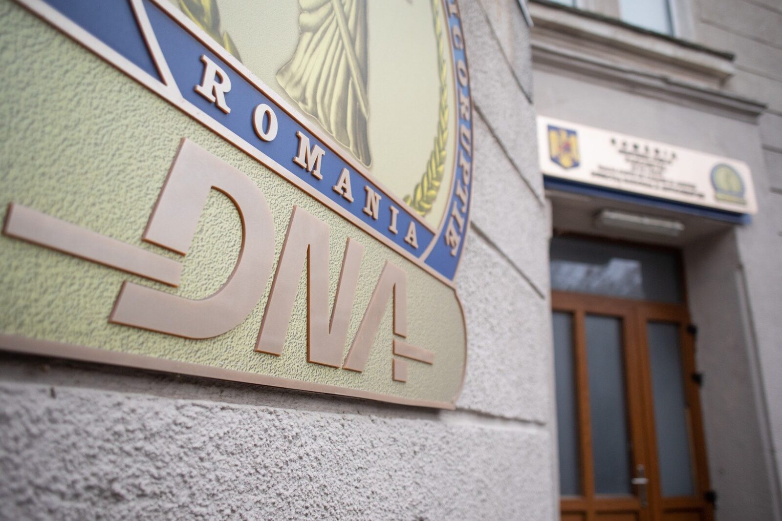 Opt persoane, printre care cinci inspectori antifraudă, au încheiat acorduri de recunoaștere a vinovăției cu DNA într-un dosar în care erau acuzați de luare de mită, trafic de influență și dare de mită