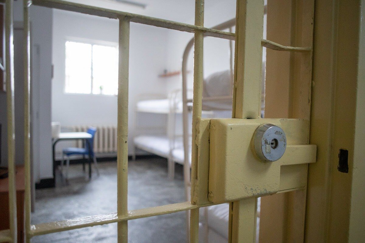 Ministrul Justiției, Radu Marinescu, a recunoscut recent că autoritățile nu dispun de resurse suficiente pentru a supraveghea deținuții care primesc permisii legale, după ce un deținut turc a evadat de la Penitenciarul Rahova