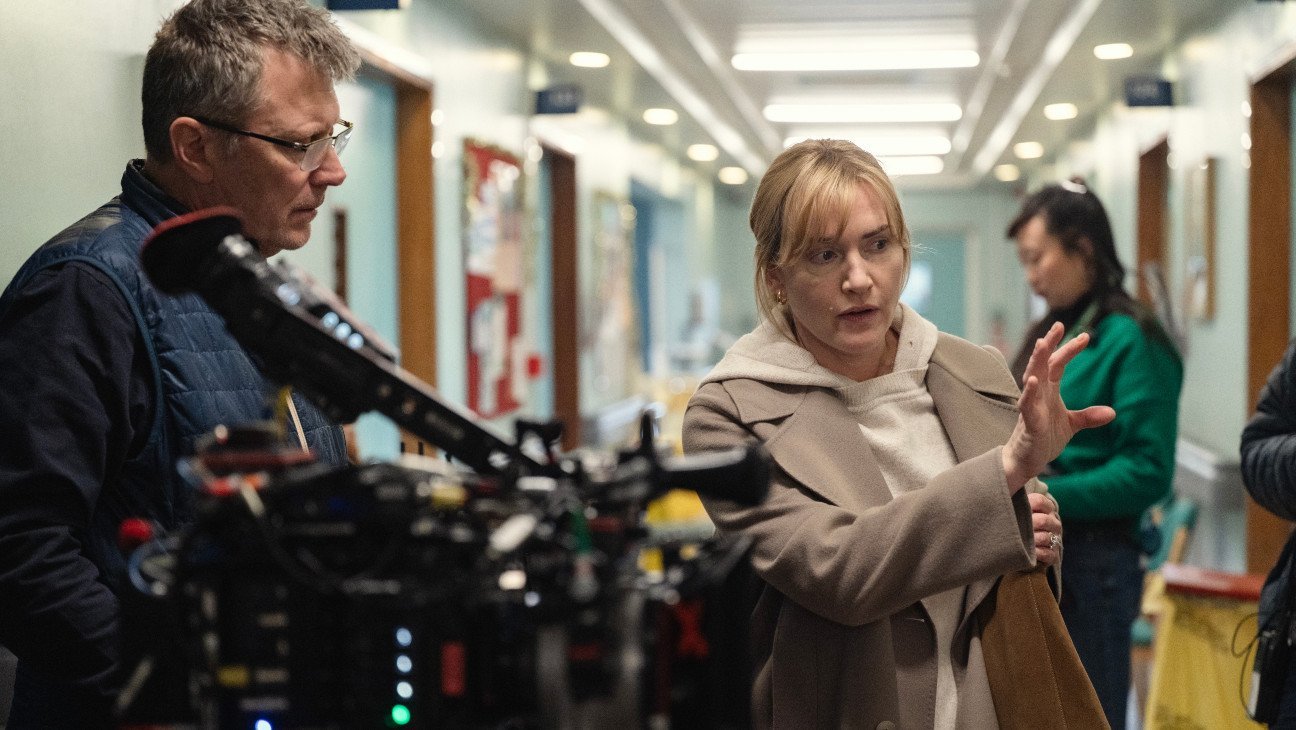 Kate Winslet debutează ca regizoare cu drama familială „Goodbye June” Kate Winslet, una dintre cele mai apreciate actrițe din cinematografie, și-a făcut debutul în regie cu filmul „Goodbye June”, realizat într-un interval record de doar șapte săptămâni