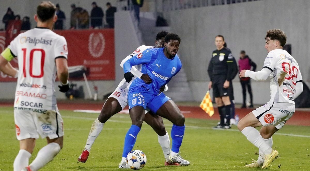 Steven Nsimba, exclus din planurile antrenorului de la Universitatea Craiova Atacantul francez Steven Nsimba, un jucător care a impresionat în debutul său la Universitatea Craiova, nu a fost folosit în ultimele două meciuri oficiale ale anului, provocând numeroase speculații în rândul suporterilor