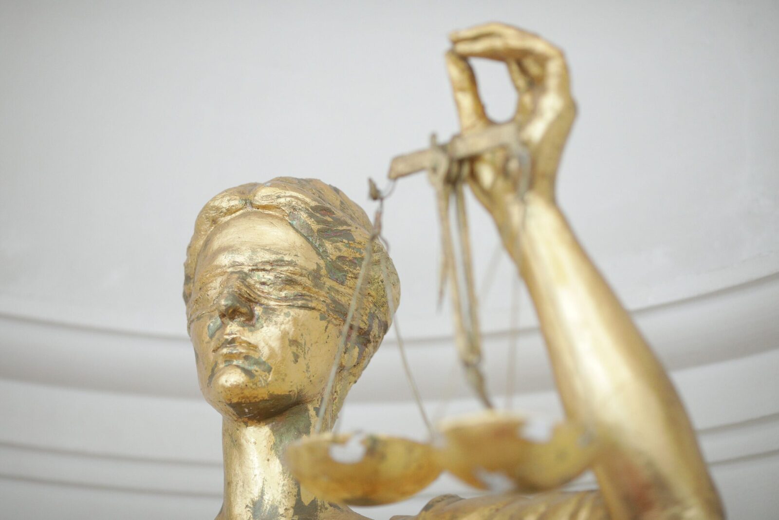 Un incident grav de violență domestică petrecut în județul Călărași a reactivat discuțiile despre protecția victimelor și răspunsul justiției la astfel de cazuri