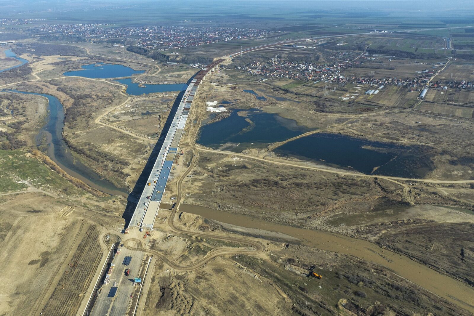 Autostrada Moldovei, din nou în centrul atenției: restricții temporare pentru monitorizarea solului în zona Dumbrava-Mizil Construirea Autostrăzii Moldovei, unul dintre cele mai importante proiecte de infrastructură din regiune, se confruntă cu provocări tehnice majore la doar cârma finală