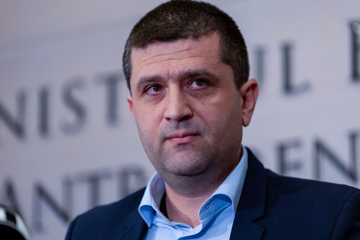 Guvernul asumă răspunderea pentru reducerea fondului de salarii.