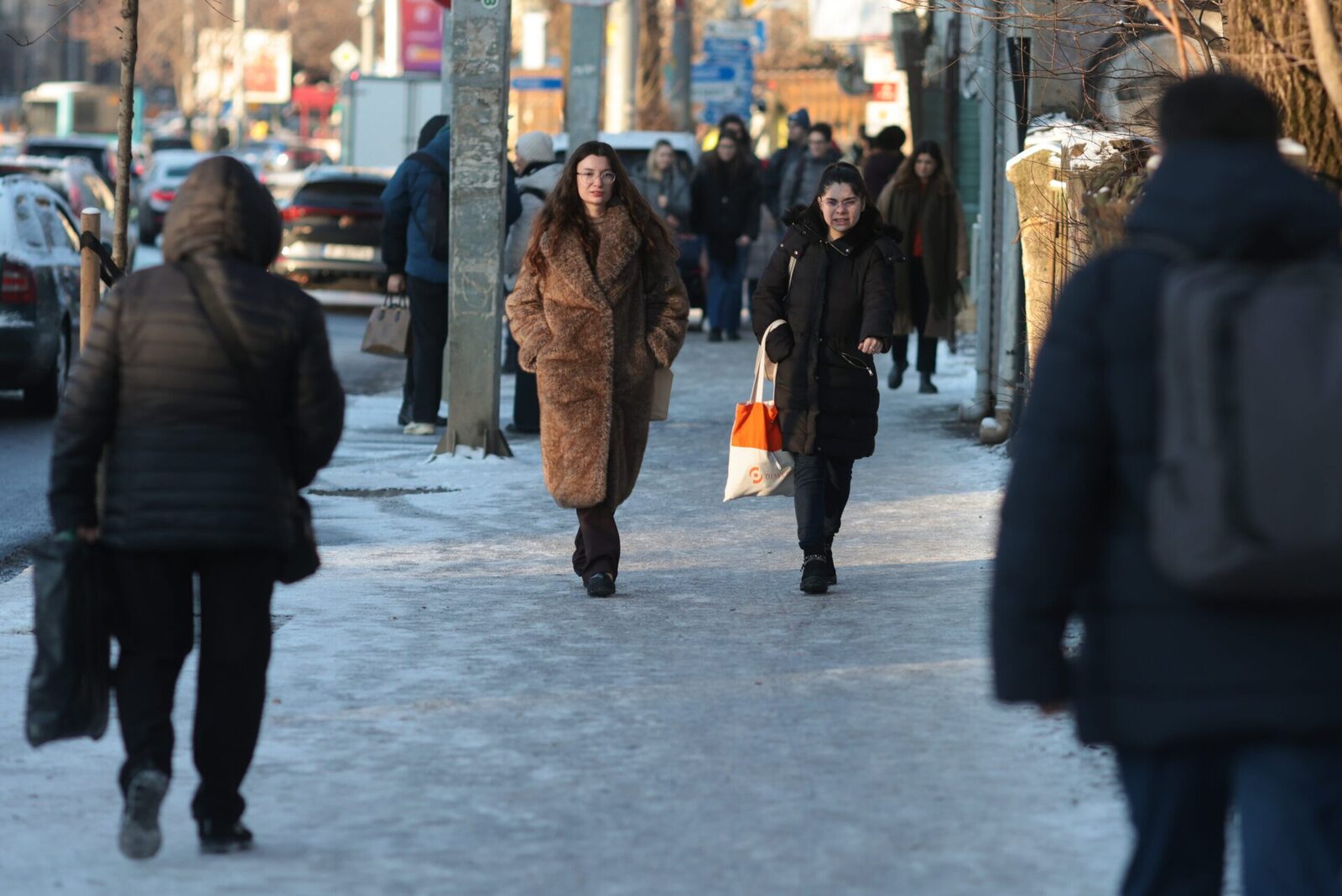 Bucureștiul se află sub o plapumă de zăpadă care pare să nu se mai topească prea curând, iar vremea aspră anunțată de meteorologi pentru următoarele zile va transforma capitala într-un peisaj de iarnă extrem de dificil pentru pietoni și șoferi deopotrivă